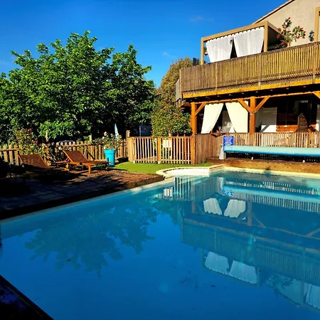 O Fil De L'eau Piscine Acces Riviere Bed & Breakfast