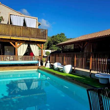 O Fil De L'eau Piscine Acces Riviere Bed & Breakfast 4*