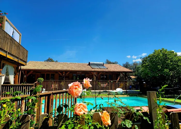 O Fil De L'eau Piscine Acces Riviere 4* Omessa