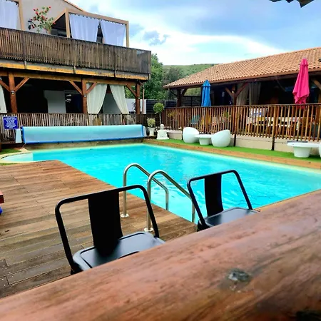 O Fil De L'eau Piscine Acces Riviere Bed & Breakfast 4*
