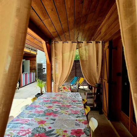 O Fil De L'eau Piscine Acces Riviere Bed & Breakfast 4*