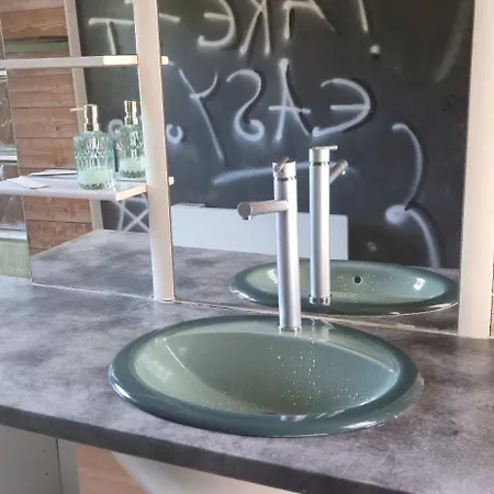 O Fil De L'eau Piscine Acces Riviere Bed & Breakfast 4*