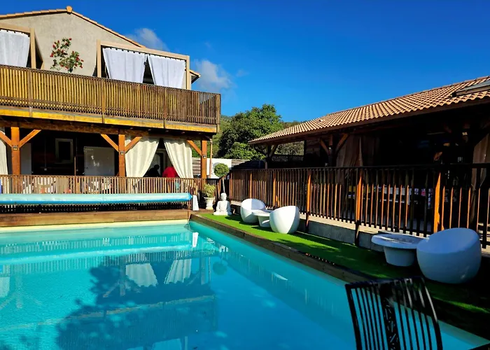 O Fil De L'eau Piscine Acces Riviere Bed & Breakfast 4*