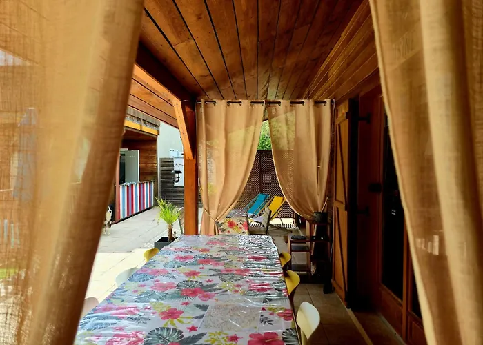 O Fil De L'eau Piscine Acces Riviere Bed & Breakfast 4*